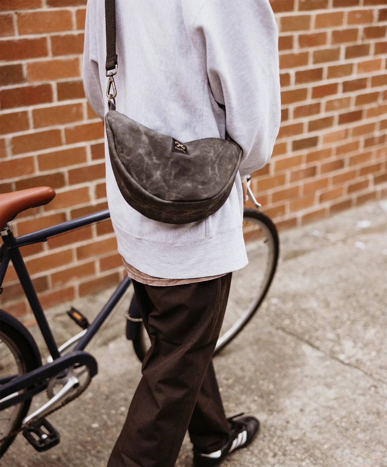 pony rider slow road shoulder bag | black