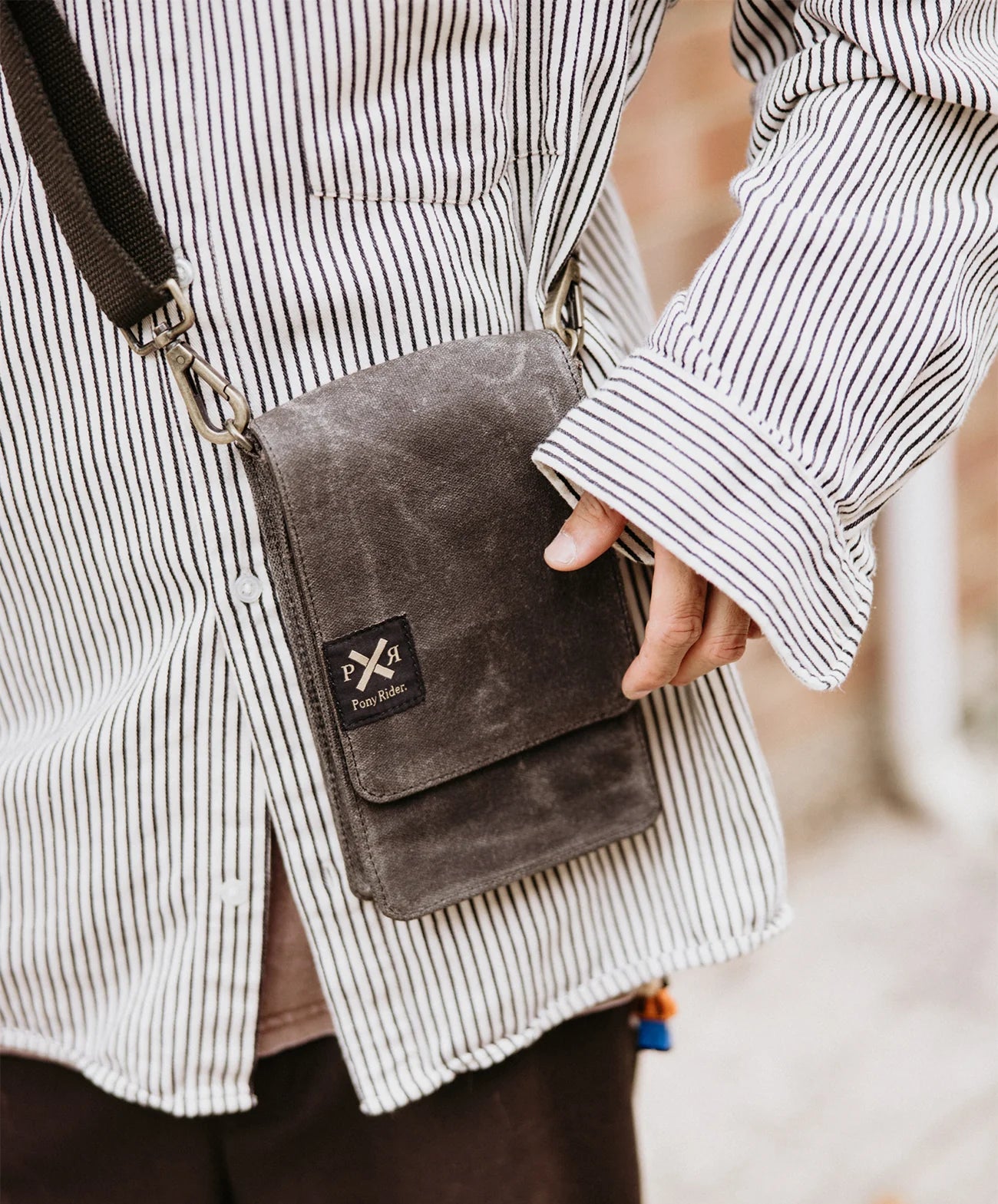 pony rider slow road phone satchel | black