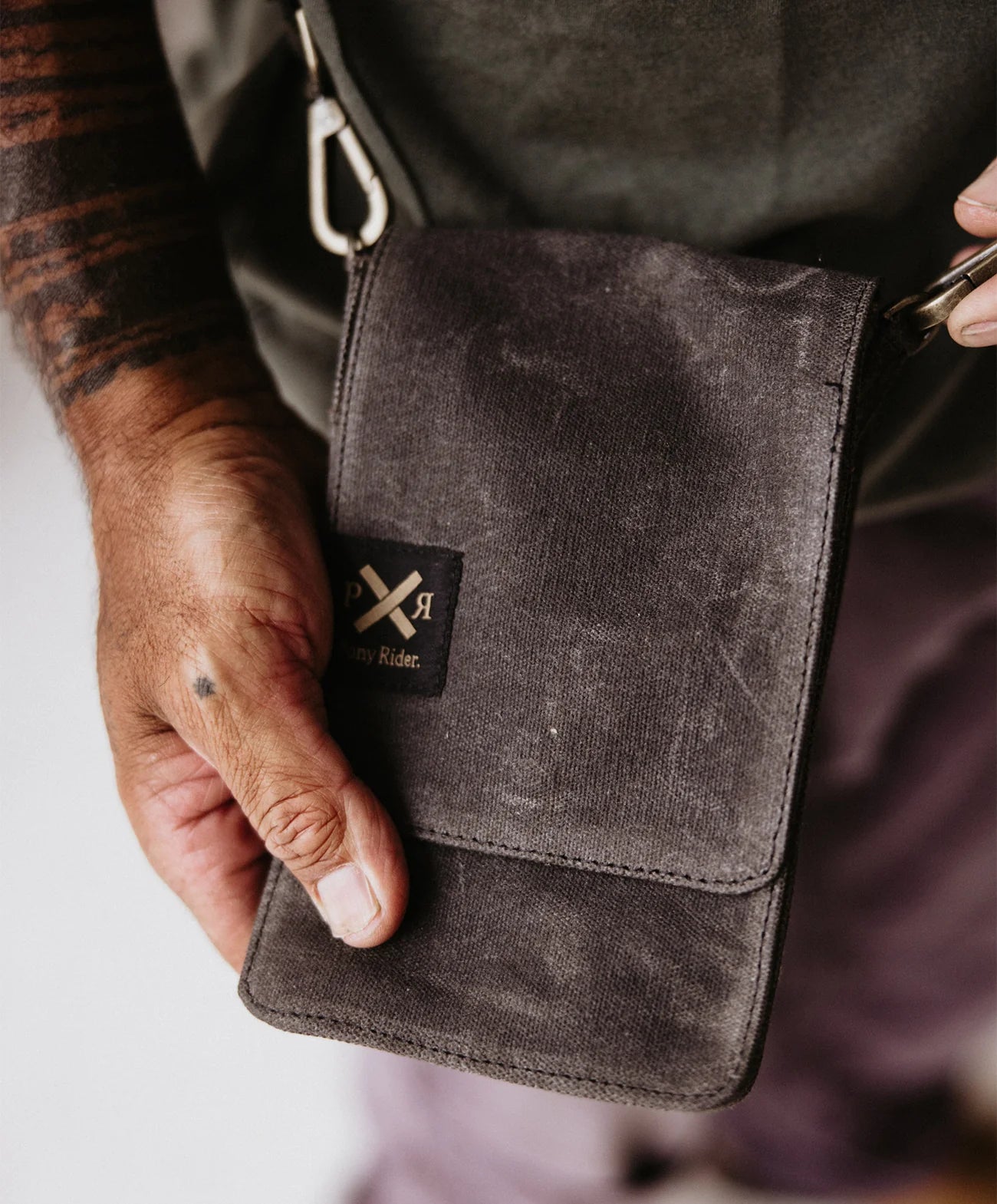 pony rider slow road phone satchel | black