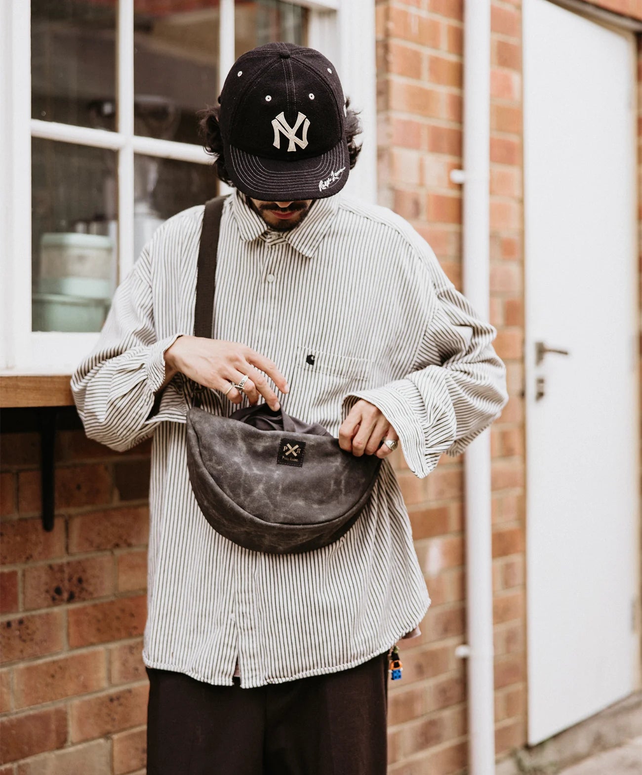 pony rider slow road shoulder bag | black