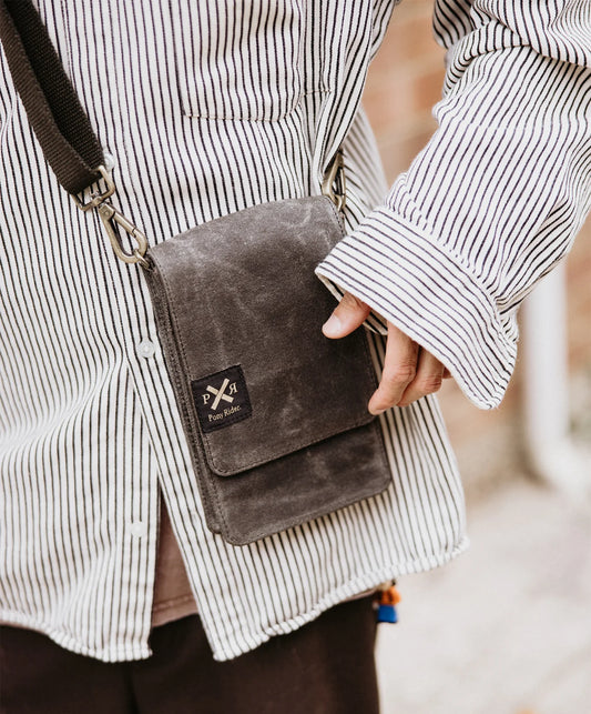 pony rider slow road phone satchel | black