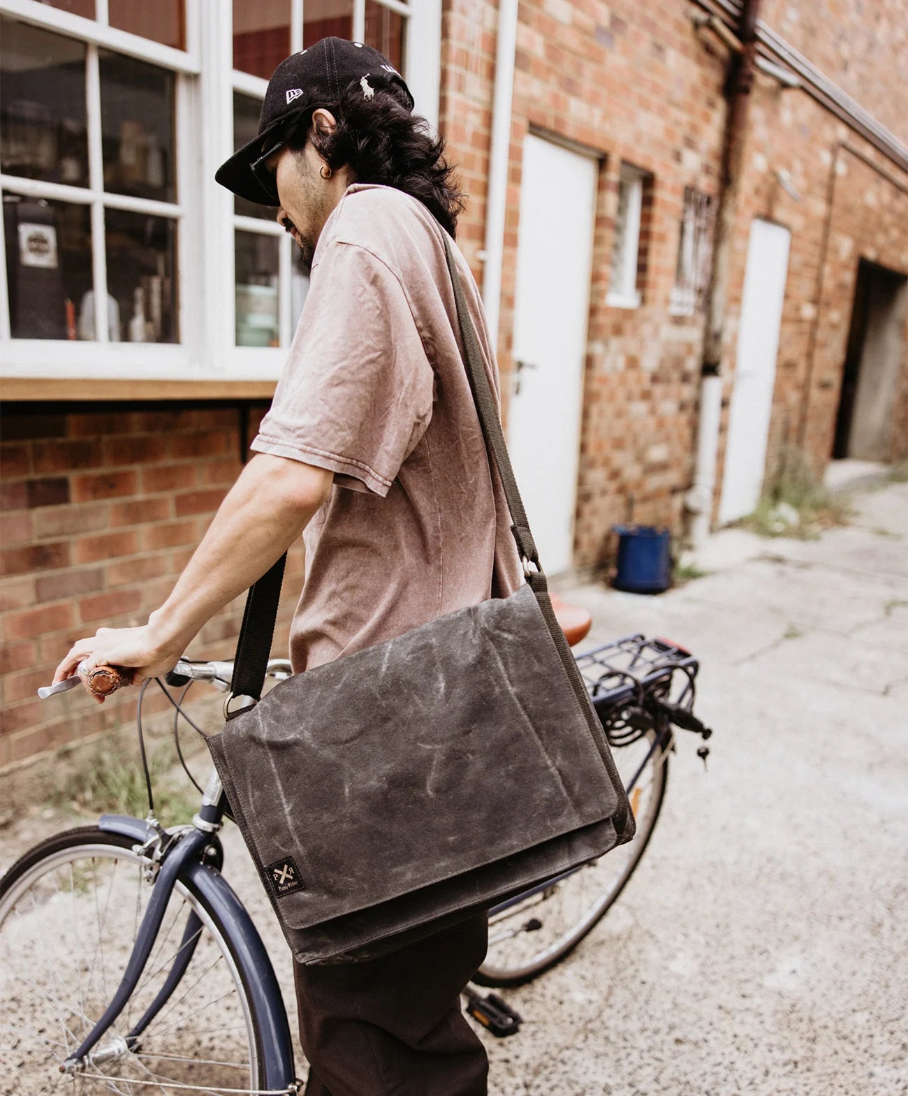 pony rider slow road laptop satchel | black