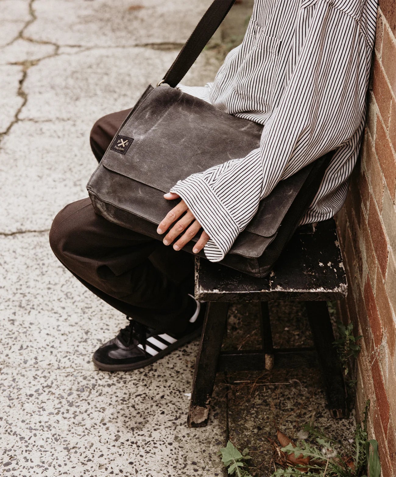 pony rider slow road laptop satchel | black