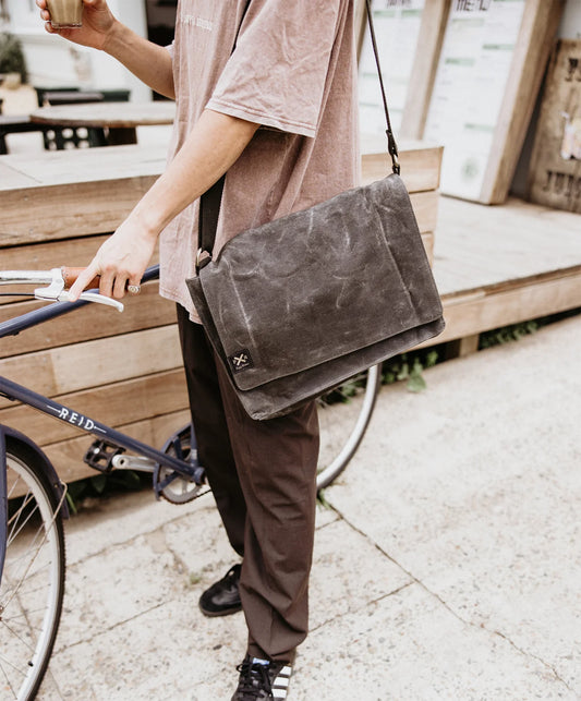 pony rider slow road laptop satchel | black